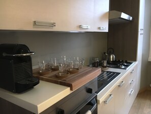 Kühlschrank, Ofen, Herdplatte, Wasserkocher mit Kaffee-/Teezubehör