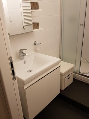 Doccia, asciugacapelli, bidet, asciugamani