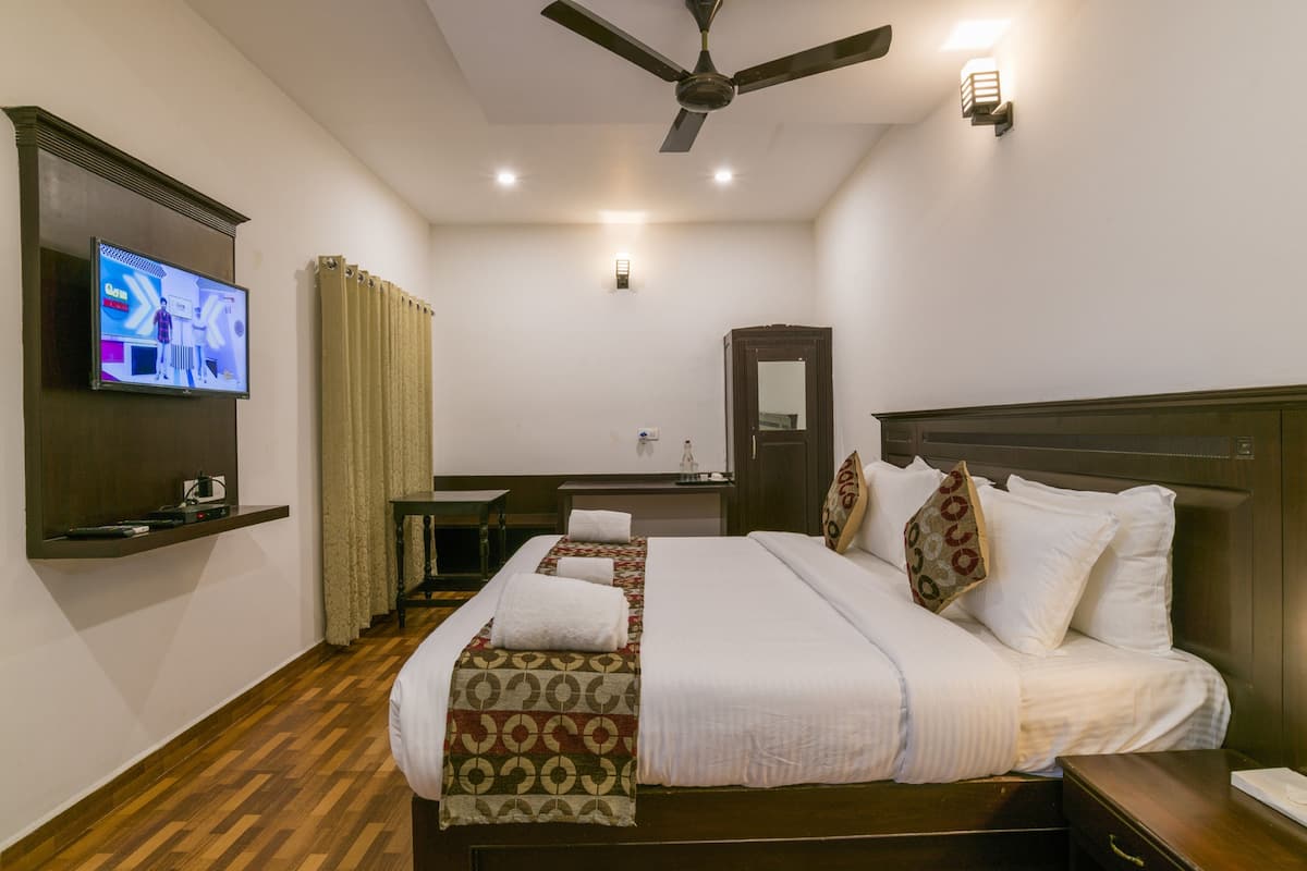 Traditional Double Room, 1 King Bed, Accessible, Smoking | 1 bedroom, Egyptian cotton sheets, premium bedding, pillowtop beds