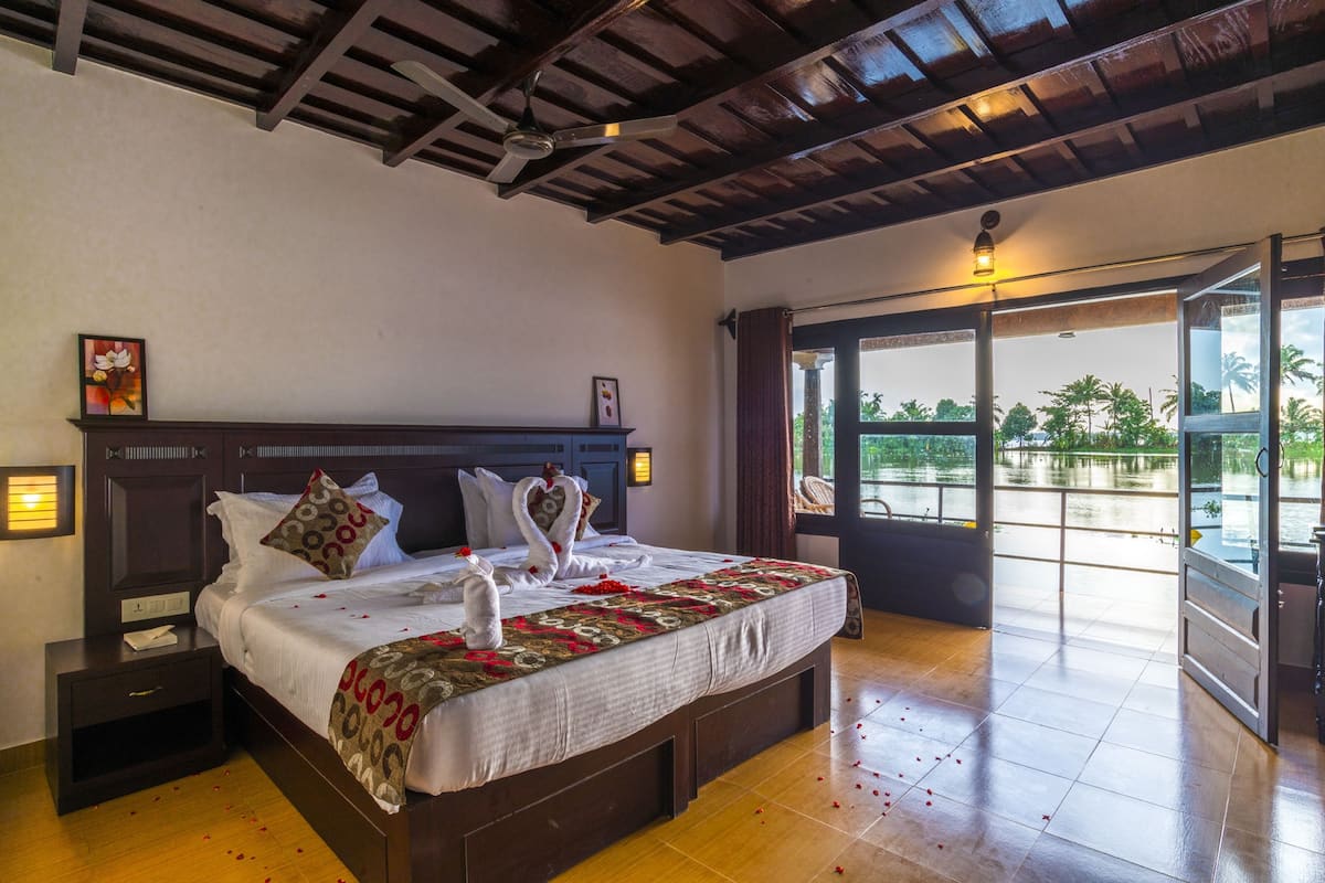 Luxury Cottage, 1 King Bed, Accessible, Non Smoking | 1 bedroom, Egyptian cotton sheets, premium bedding, pillowtop beds
