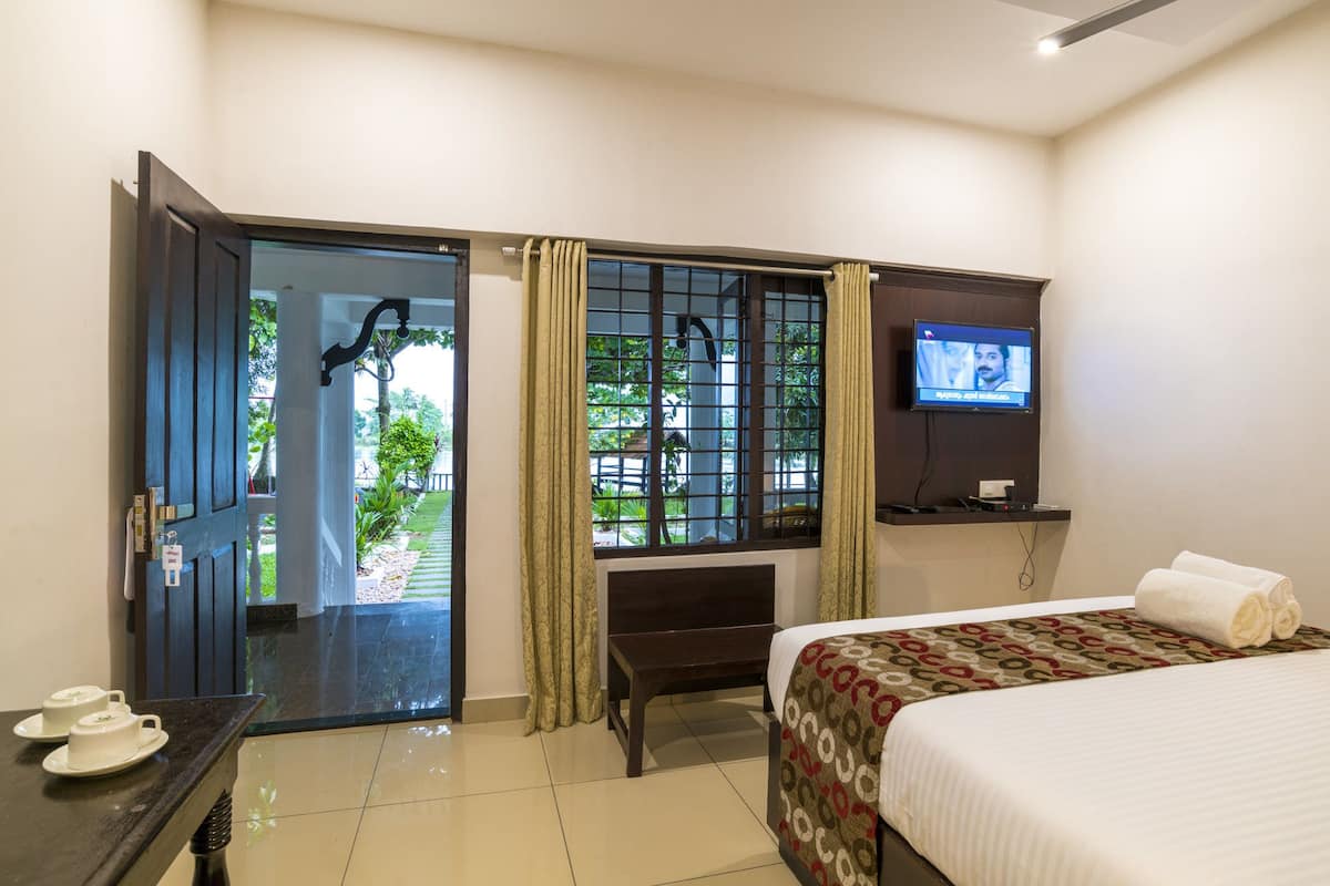 1 bedroom, Egyptian cotton sheets, premium bedding, pillowtop beds