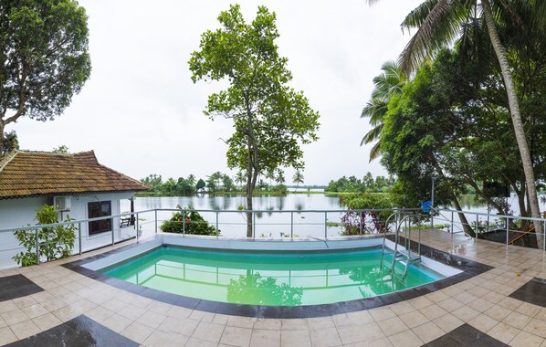 Outdoor pool, pool loungers