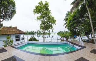 Una piscina al aire libre, sillones reclinables de piscina