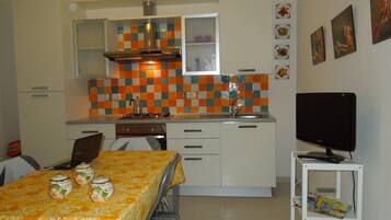 KĂŒhlschrank, Ofen, Herdplatte, Wasserkocher mit Kaffee-/Teezubehör