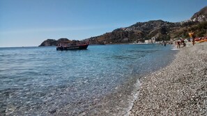 På stranden