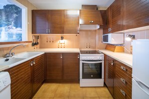 Frigorífico, microondas, horno y cafetera o tetera