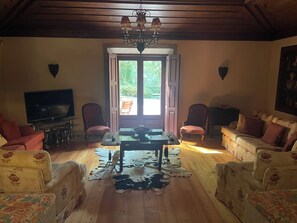 Télévision, cheminée, lecteur de DVD, baby-foot