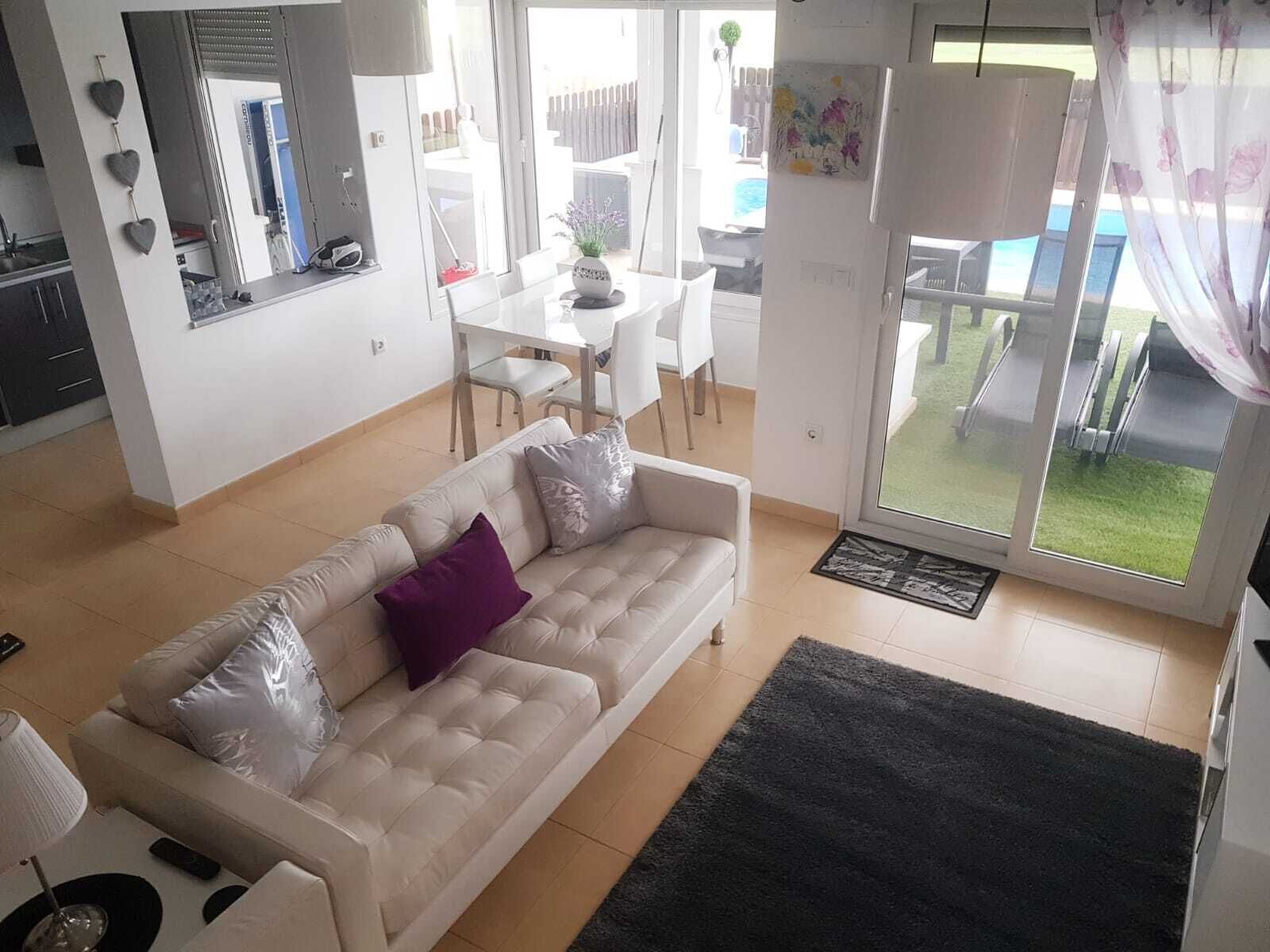 Een ledtelevisie, een dvd-speler, een tafeltennistafel en speelgoed