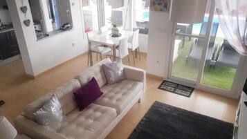 Een ledtelevisie, een dvd-speler, een tafeltennistafel en speelgoed