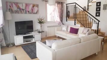 Televisión LED, reproductor de DVD, tenis de mesa y juguetes