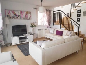 Télévision LED, lecteur de DVD, table de tennis de table, jouets