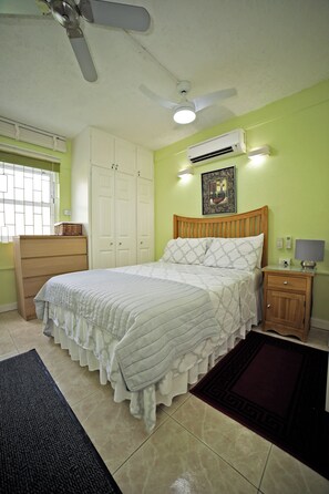 1 chambre, coffres-forts dans les chambres, fer et planche à repasser