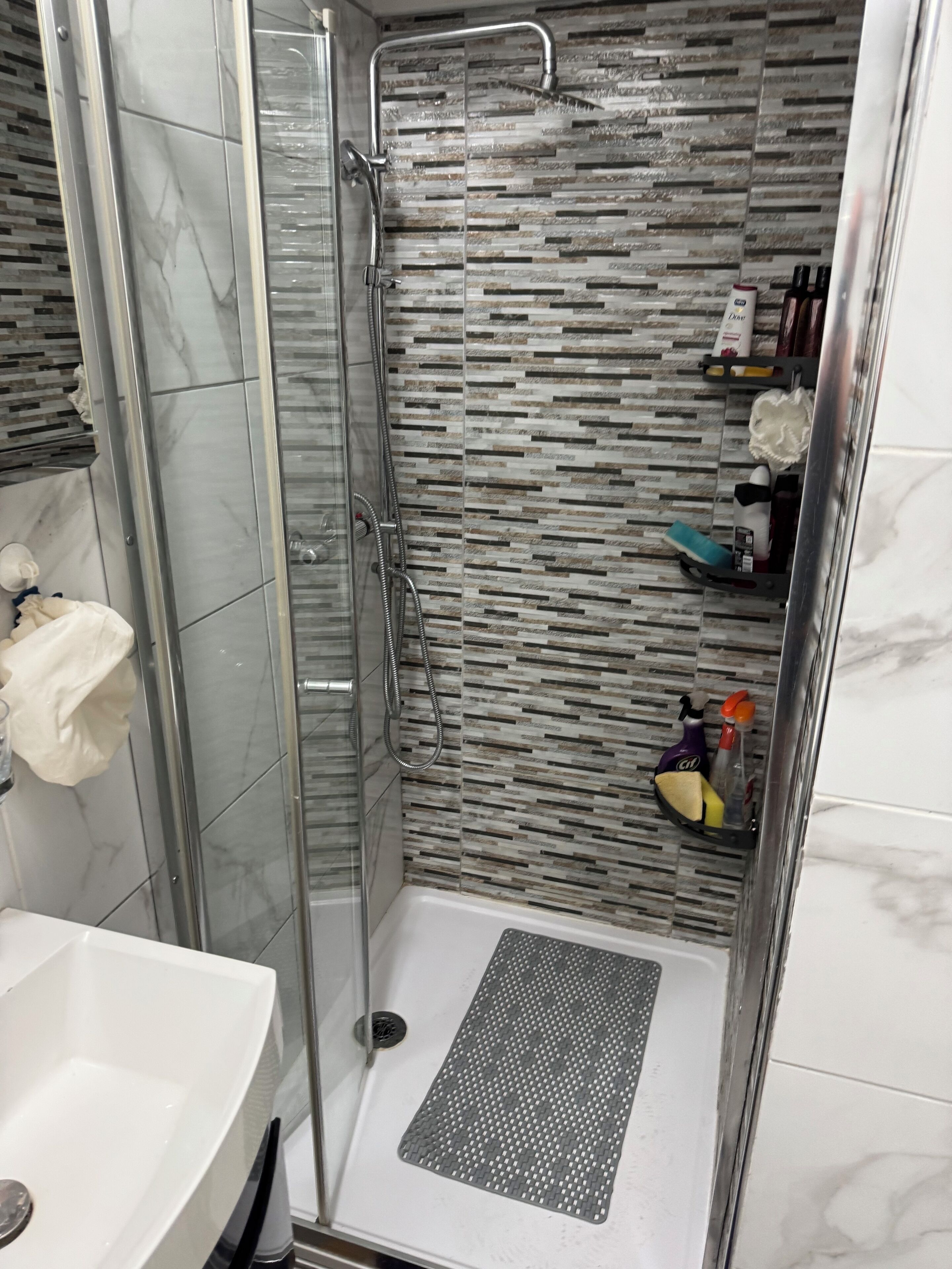 Douche, sèche-cheveux, serviettes fournies, savon