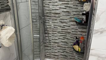 Douche, sĂšche-cheveux, serviettes fournies, savon