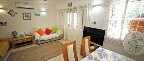 Smart-TV, DVD-Player, Bücher, Stereoanlage