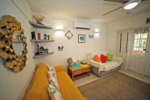 Una Smart TV, un reproductor de DVD, libros, un reproductor estéreo