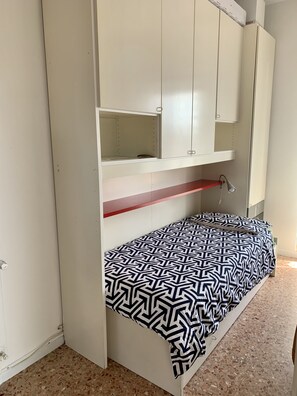 1 habitación, tabla de planchar con plancha y ropa de cama