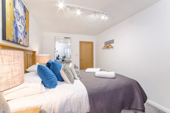 1 habitación, tabla de planchar con plancha, wifi gratis y ropa de cama