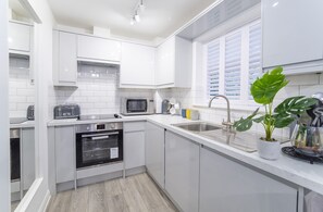 Refrigerador, microondas, horno, lavavajillas