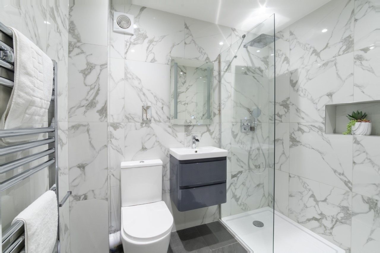 Bañera con ducha, secador de pelo, toallas
