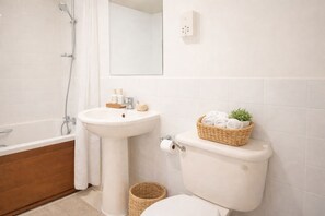 Duschwanne, kostenlose Toilettenartikel, Haartrockner, Hausschuhe