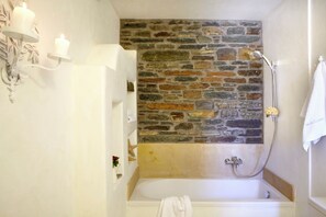 Combined shower/tub, hair dryer, towels