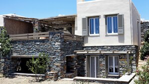 A two-story building with stone walls and a flat roof. - Premium Villa με 3 υπνοδωμάτια [150m2], Diles & Rinies Villas Tinos (Tinos)
