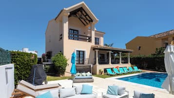 Una piscina al aire libre, una piscina climatizada