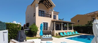 Atemberaubende 5 Schlafzimmer, 4. 5 Badezimmer Villa mit privatem Pool und Garten.