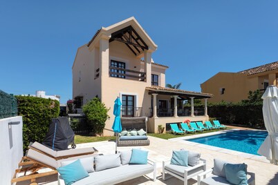 Stunning 5 bedroom, 4.5 bathroom Villa with private pool and garden.