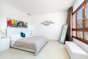 5 Schlafzimmer, Zimmersafe, Schreibtisch, Bügeleisen/Bügelbrett