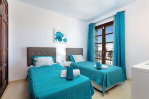 5 chambres, coffre-fort, bureau, fer et planche à repasser
