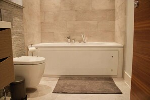 Bathtub, hair dryer - Luxurious Central Edinburgh Apartment - Sleeps 6 (Edinburgh)