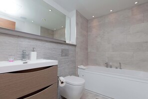 Bathtub, hair dryer - Luxurious Central Edinburgh Apartment - Sleeps 6 (Edinburgh)