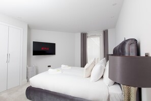 3 bedrooms, desk, iron/ironing board, Internet - Luxurious Central Edinburgh Apartment - Sleeps 6 (Edinburgh)