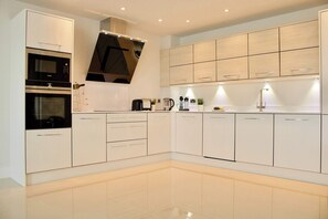 Fridge, microwave, oven, stovetop - Luxurious Central Edinburgh Apartment - Sleeps 6 (Edinburgh)