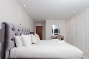 3 Schlafzimmer, Schreibtisch, Bügeleisen/Bügelbrett, Internetzugang