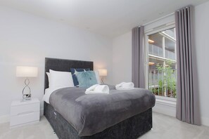 3 bedrooms, desk, iron/ironing board, Internet - Luxurious Central Edinburgh Apartment - Sleeps 6 (Edinburgh)