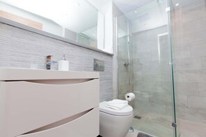 Bathtub, hair dryer - Luxurious Central Edinburgh Apartment - Sleeps 6 (Edinburgh)