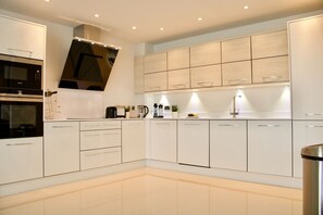 Fridge, microwave, oven, stovetop - Luxurious Central Edinburgh Apartment - Sleeps 6 (Edinburgh)