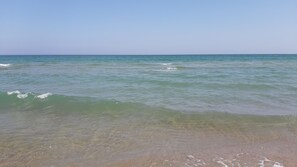 A beach with clear shallow waters and a visible sandy shore. - Campomarino (CB) Villa immersed in the green Molise countryside 6 km from the sea. (Campomarino)