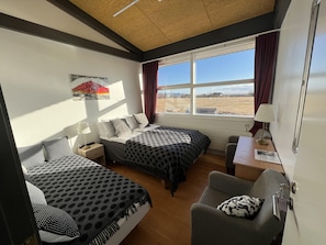 Kamer, 1 twee- of 2 eenpersoonsbedden, gemeenschappelijke badkamer | Verduisterende gordijnen, gratis wifi, beddengoed