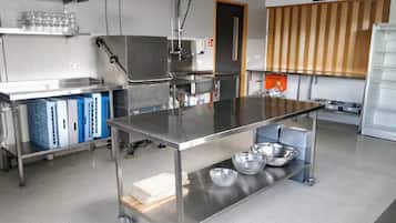 大型冰箱、微波爐、烤麵包機、鍋具/餐盤/廚房用品