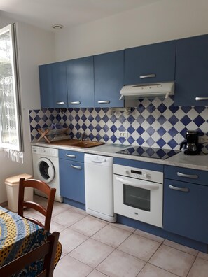 Réfrigérateur, micro-ondes, plaque de cuisson, lave-vaisselle