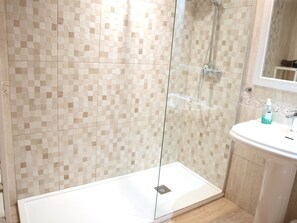 Baignoire, sèche-cheveux, serviettes fournies