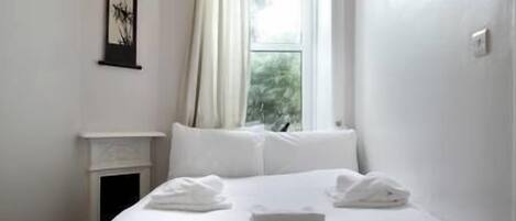 2 bedrooms, iron/ironing board, internet