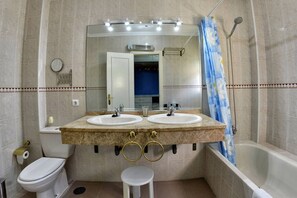 Shower, hair dryer, bidet, towels