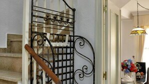 A staircase with a metal railing and a wooden handrail. - Chalet el Naranjo - Sevilla (Dos Hermanas)