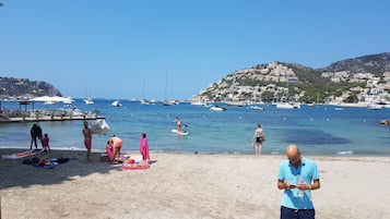 Vlak bij het strand, ligstoelen aan het strand