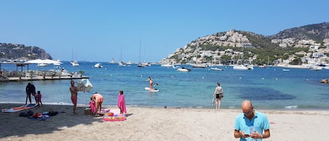 Nära stranden och solstolar